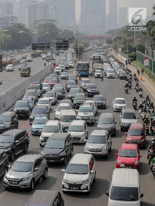 Sejumlah kendaraan terjebak kemacetan di sekitar Gedung DPR/MPR RI, Jakarat, Selasa (24/9/2019). Kemacetan tersebut diakibatkan aksi demo yang dilakukan mahasiswa dengan buruh tani. (liputan6.com/Faizal Fanani)