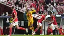 Pemain Barcelona, Ronald Araujo menggiring bola dari kawalan tiga pemain Benfica pada pertandingan grup E Liga Champions di stadion Luz di Lisbon, Portugal, Kamis (30/9/2021). Benfica menang atas Barcelona 3-0. (AP Photo/Armando Franca)