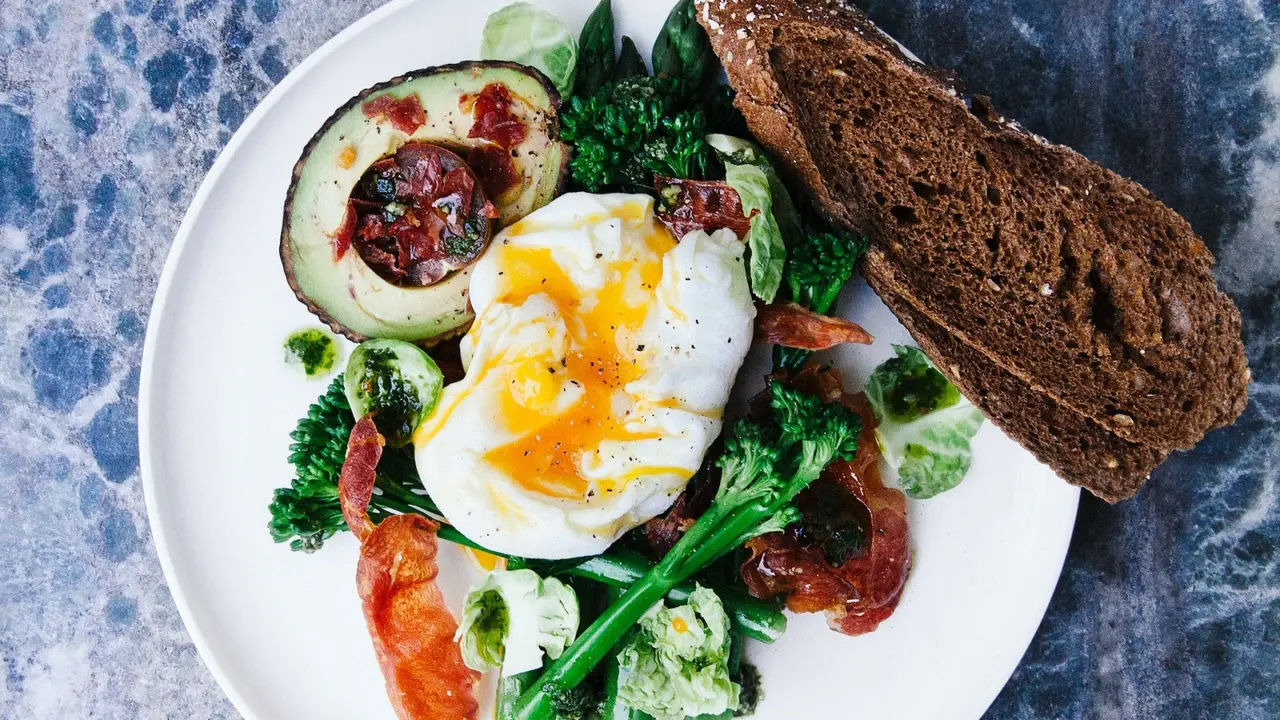 Rahasia Diet: 7 Menu Sarapan yang Bikin Kenyang Lebih Lama, Bikin Kamu Kurus dengan Cepat. (Photo by Chris Ralston on Unsplash)