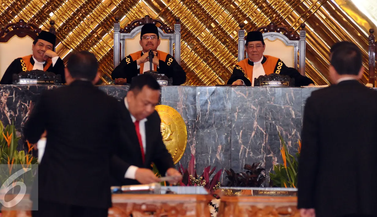 Ketua Mahkamah Agung, Hatta Ali (tengah) saat memimpin sidang paripurna pemilihan Ketua MA periode 2017-2022 di Jakarta, Selasa (14/2). Hatta Ali kembali memimpin MA setelah dipilih 38 dari 47 Hakim Agung. (Liputan6.com/Helmi Fithriansyah)