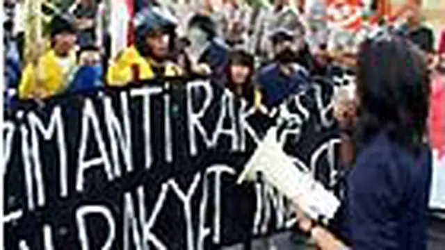 Sejumlah elemen mahasiswa berunjuk rasa di depan Mabes Polri, Jakarta, dan menuntut Kapolri Jenderal Polisi Bambang Hendarso Danuri dipecat. 