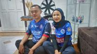 Pasangan Suami istri Edi Sutrsno dan Yuni Aremania asal Banyuwangi yang menonton langsung laga Arema FC vs Persebaya Surabaya yang berakhir rusuh. (Hermawan Arifianto/Liputan6.com)