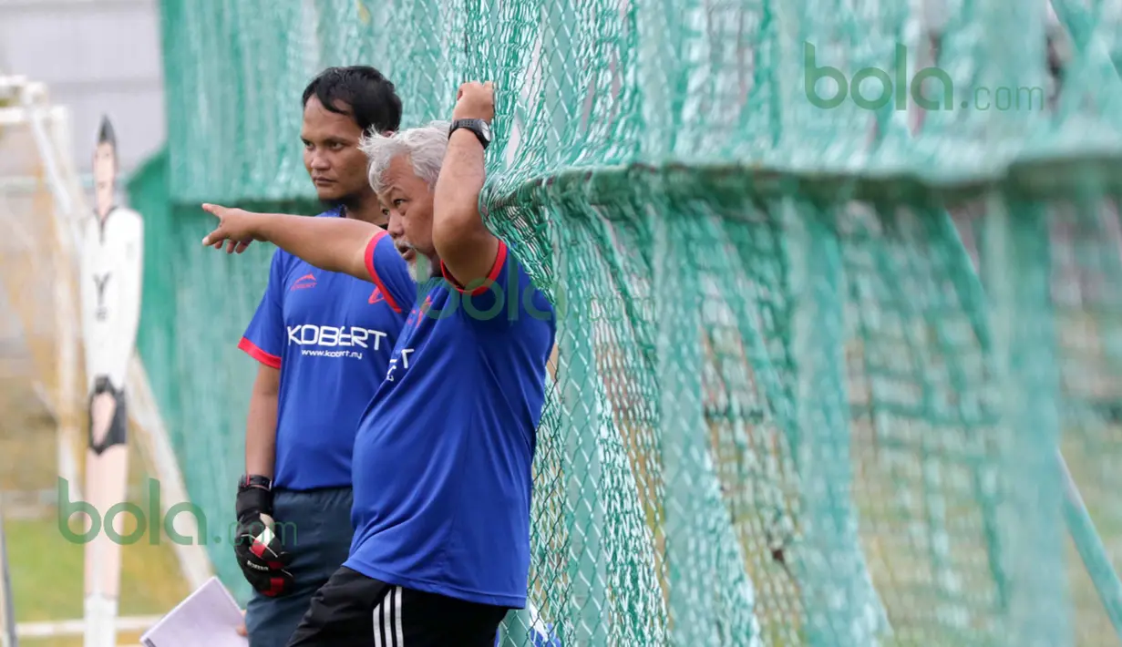 Pelatih kiper Kurnia Sandy dan asisten pelatih Satia Bagdja mengamati latihan T-Team di Lapangan Gong Badak, Kuala Terengganu, Malaysia, Selasa (26/01/2016). (Bola.com/Nicklas Hanoatubun)