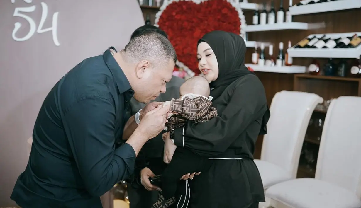 Di beberapa foto yang diunggah di akun Instagram Atta Halilintar, terlihat ia hadir bersama sang istri, Aurel Hermansyah dan dua buah hatinya. [Foto: Instagram/attahalilintar]