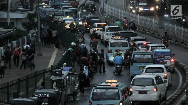 Semrawut Lalu Lintas di depan Stasiun Jatinegara