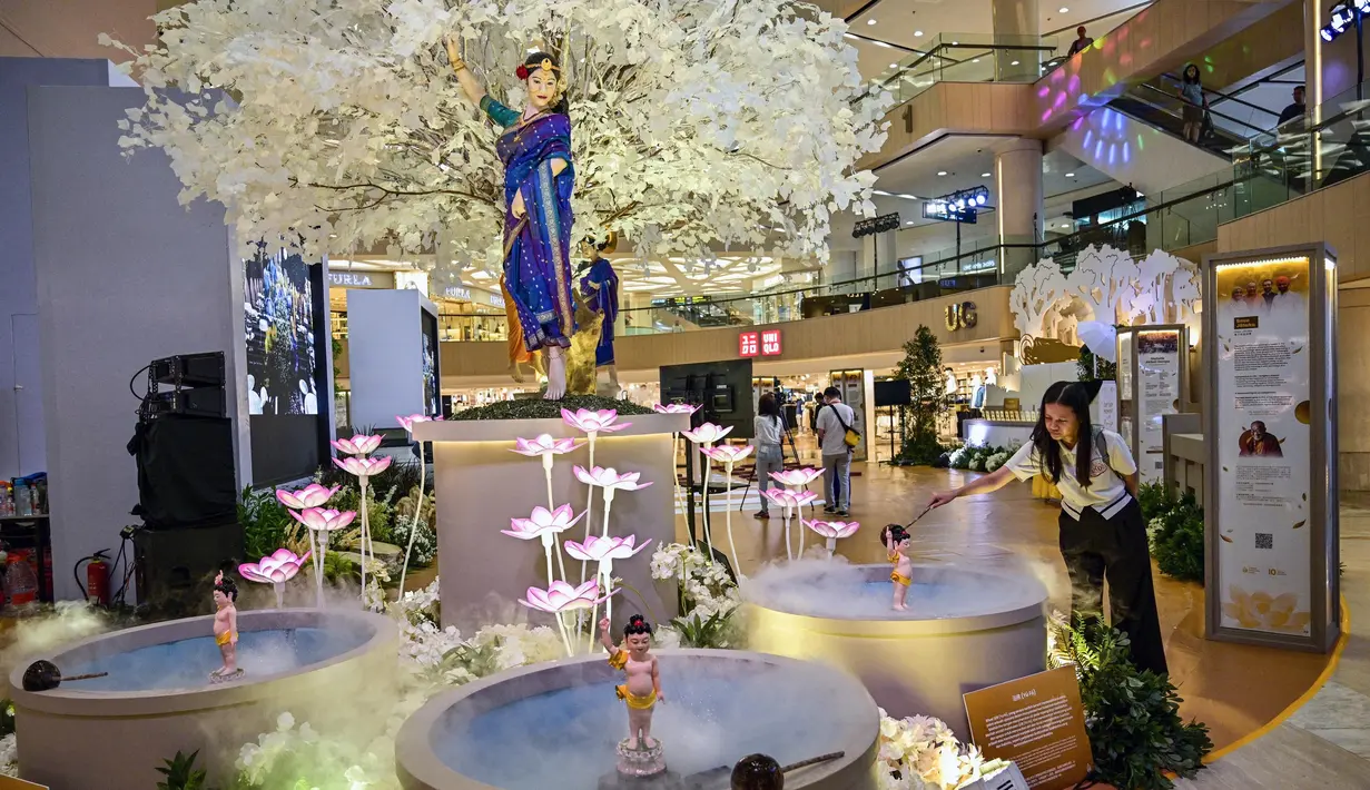 Waisak merupakan hari raya umat Buddha untuk memperingati tiga peristiwa penting dalam kehidupan Siddhartha Gautama, yaitu kelahiran, pencerahan, dan wafatnya. (Juni KRISWANTO/AFP)