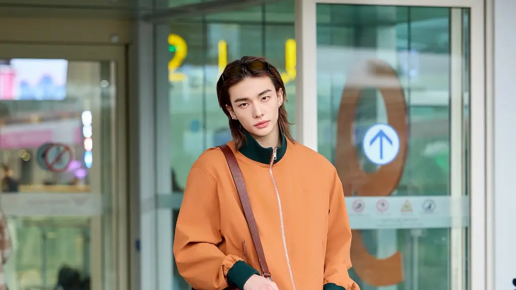 Member Stray Kids ini tampil effortless namun tetap statement dengan gaya yang serasi antara busana dan warna rambutnya yang bernuansa earth tone. [Dok/Dior].