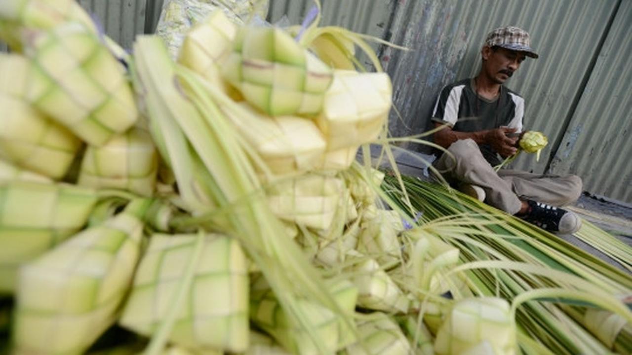 Berkah Lebaran, pedagang kulit ketupat di Palmerah panen rezeki