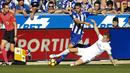 Gelandang Real Madrid, Toni Kross (kanan) saat menghadang pemain Alaves, Einar Galilea pada lanjutan La Liga Spanyol di Mendizorroza stadium, Vitoria, (29/10/2016). (EPA/Adrian Ruis Del Hierro)