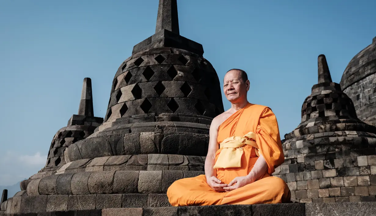 Ritual tersebut dilakukan sebagai bentuk penghormatan dan rasa syukur kepada Buddha. (YASUYOSHI CHIBA/AFP)