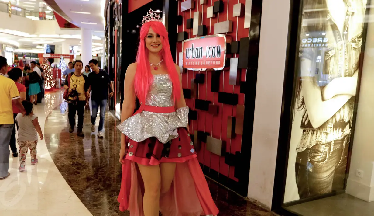 Seorang wanita cantik berkarakter Barbie berjalan di pusat perbelanjaan Lippo Mall Kemang, Jakarta, Sabtu (19/12). Karakter Barbie membius anak-anak saat liburan sekolah. (Liputan6.com/Fery Pradolo)
