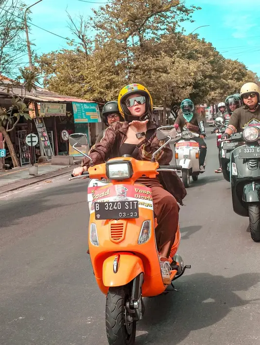 <p>Wika Salim saat mengendarai vespa dengan penuh gaya di jalanan Bali. (Instagram/wikasalim)</p>