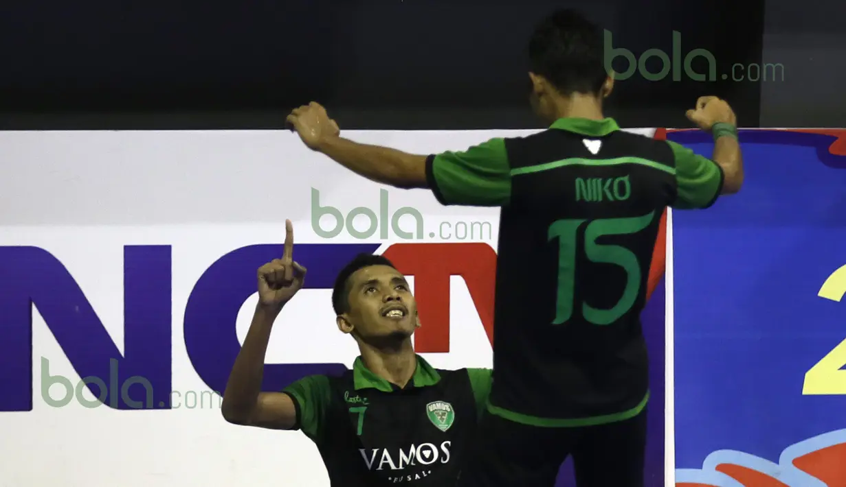 Ekspresi pemain Vamos, Ilham Ramadhyan, setelah mencetak gol ke gawang Antam dalam laga Seri III Grup B Wilayah Timur Pro Futsal League 2016 di GOR 17 Desember, Mataram, NTB, Minggu (13/3/2016). Vamos Mataram menang 12-6. (Bola.com/Arief Bagus)