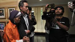 Petugas membawa pelaku berinsial A (55) untuk dihadirkan dalam rilis pengungkapan kasus penculikan balita ASA (3) di Mapolda Metro Jaya, Jakarta, Senin (15/4). Balita ASA, korban penculikan di Masjid Al Amin Bintara Jaya Bekasi, ditemukan di Stasiun Pasar Senen. (merdeka.com/ Iqbal S. Nugroho)
