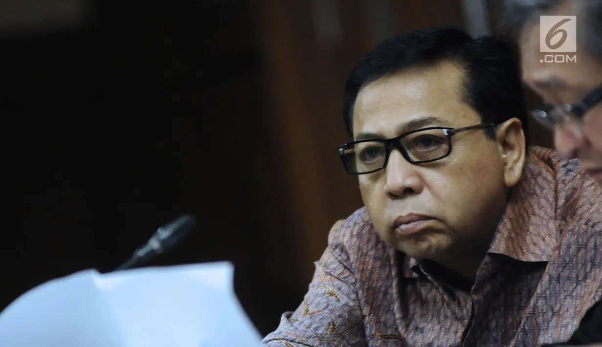 Terdakwa dugaan korupsi pengadaan e-KTP, Setya Novanto saat mendengar kesaksian mantan Wakil Ketua Komisi II DPR, Ganjar Pranowo pada sidang lanjutan di Pengadilan Tipikor, Kamis (8/2). Sidang mendengar keterangan saksi. (Liputan6.com/Helmi Fithriansyah)