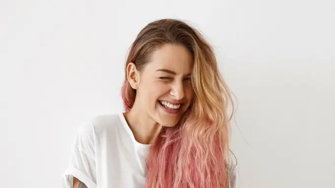 Seorang perempuan dengan rambut pirang (Foto Dok: Freepik/wayhomestudio)