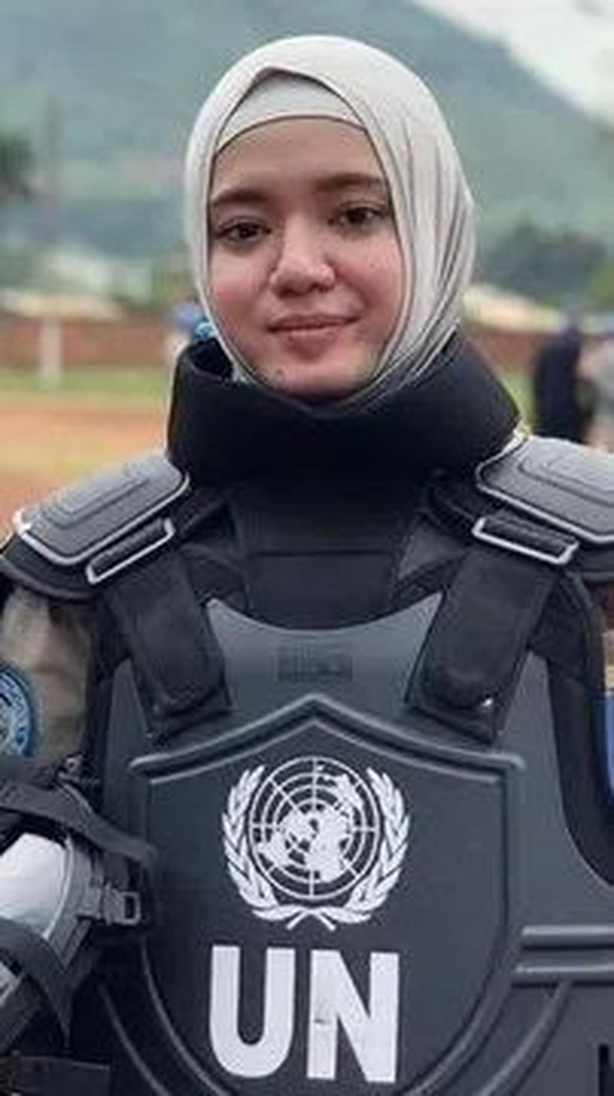 Di beberapa kesempatan, Nissa nampak akrab dengan sejumlah polisi lainnya. Bahkan, Nissa turut berinteraksi pula dengan warga lokal.&nbsp;<br>