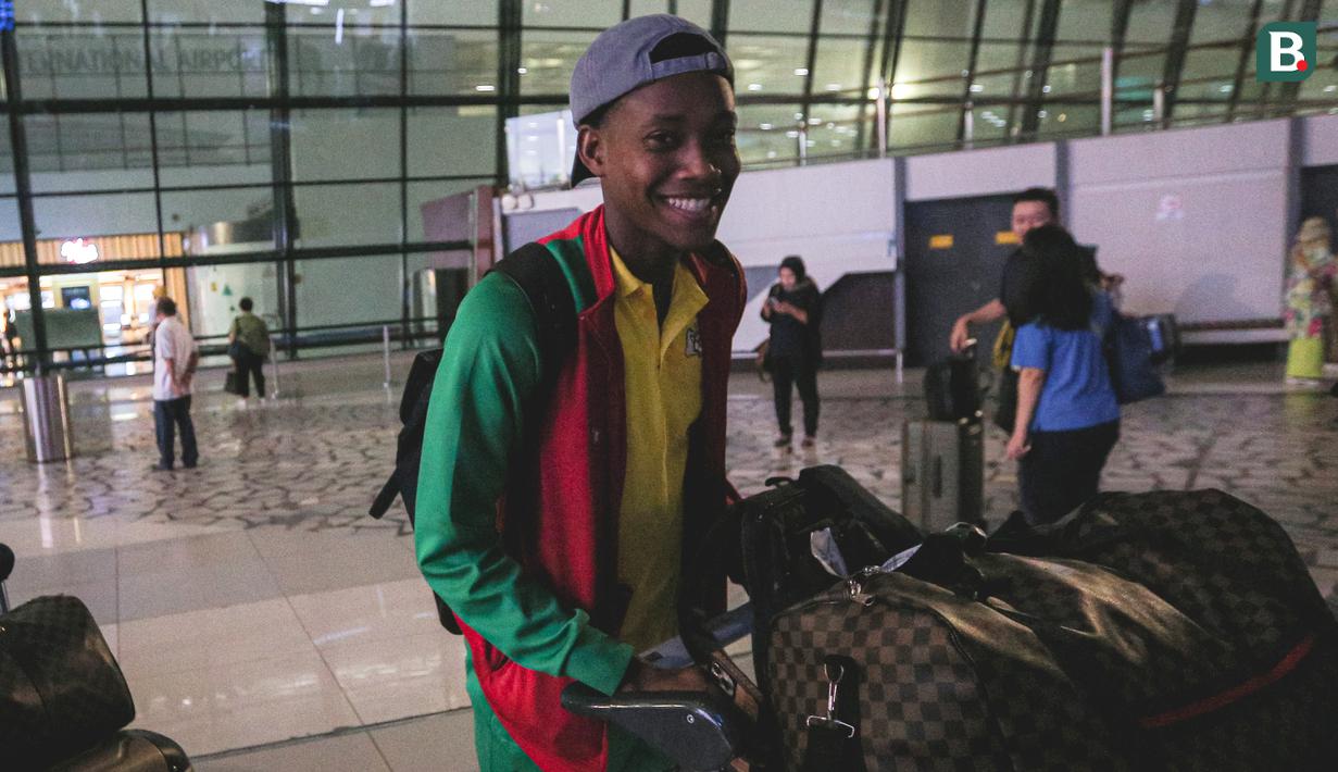 Senyum semringah ditunjukkan pemain Timnas Burkina Faso U-17 saat keluar dari Terminal 3 Bandara Soekarno Hatta, Tangerang, Banten, Rabu (1/11/2023). (Bola.com/Bagaskara Lazuardi)