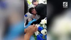 Seorang pria melamar kekasihnya yang terbujur kaku di dalam peti jenazah.