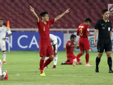 Pemain Timnas Indonesia U-19, Witan Sulaeman merayakan kemenangan atas Uni Emirat Arab U-19 pada penyisihan Grup A Piala AFC U-19 2018 di Stadion GBK, Jakarta, Rabu (24/10). Indonesia unggul 1-0, melaju ke perempat final. (Liputan6.com/Helmi Fithriansyah)