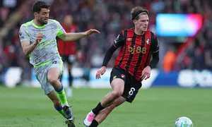 Mateo Kovacic dan Alex Scott berduel dalam laga Liga Inggris antara Bournemouth vs Manchester City di Vitality Stadium, 20 Mei 2026. (AP Photo/Ian Walton)