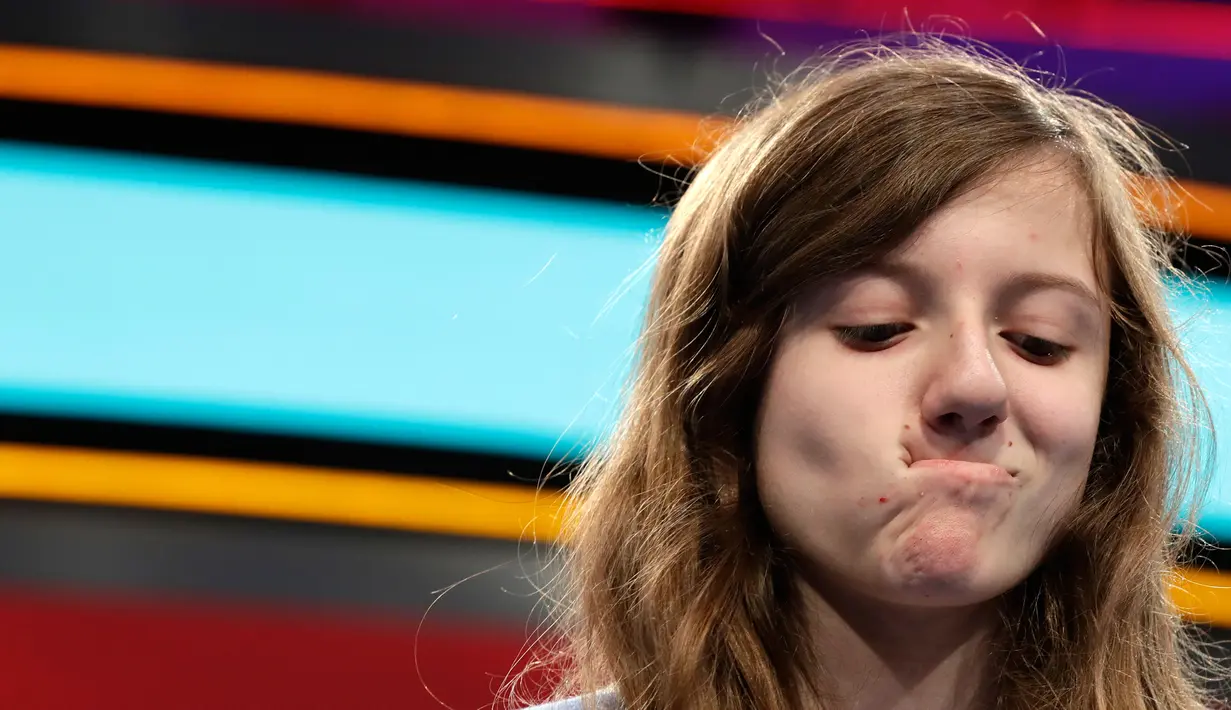 Maggie Sheridan (13), peserta dari Ohio, terlihat berpikir sebelum mengeja kata-kata dalam bahasa Inggris pada acara 90th Scripps National Spelling Bee di Oxon Hill, Maryland, Kamis (1/6). (AP Photo/Jacquelyn Martin)