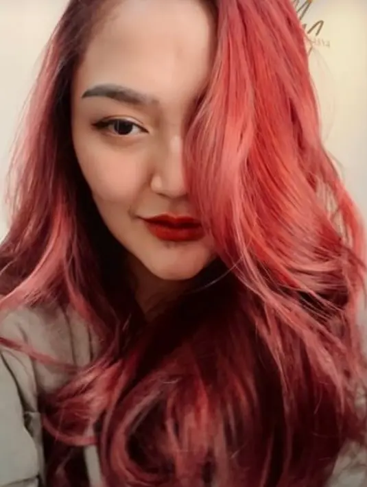 <p>Gaya rambut ini terinspirasi dari karakter Disney favoritnya, Princess Ariel. (Foto: Instagram/ sitibadriahh)</p>