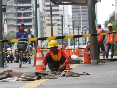 Seorang pekerja mengukur gorong-gorong di kawasan Thamrin, Jakarta, Selasa (15/1). Peremajan gorong-gorong dilakukan untuk mengantisipasi terjadinya penyumbatan saluran yang dapat menyebabkan banjir di kawasan tersebut. (Liputan6.com/Angga Yuniar)