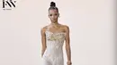<p>Koleksi yang dihadirkan terdiri dari 12 rancangan gemerlap dengan nuansa keemasan. [Foto: Instagram/ Ivan Gunawan]</p>