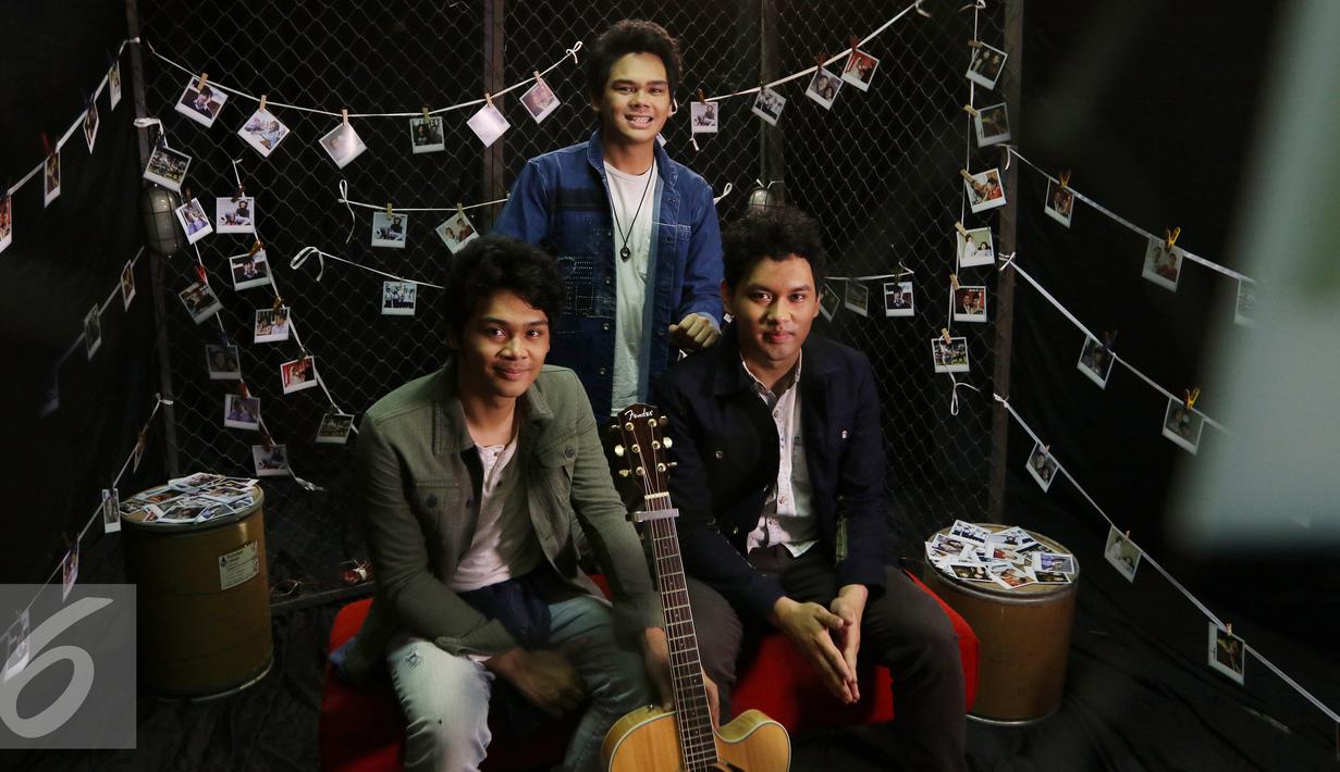 Pemain Band TheOvertunes berpose seusai pembuatan video klip di Jakarta, Rabu (16/12). Album The Overtunes berjudul selamanya, dijadikan official soundtrack film Ngenest Movie dengan lagu Mungkin dan Ku Ingin Kau Tahu. (Liputan6.com/Herman Zakharia)