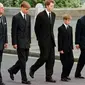 Pangeran Philip, Pangeran William, Earl Spencer, Pangeran Harry dan Pangeran Charles berjalan di luar Biara Westminster selama upacara pemakaman Putri Diana (AFP)