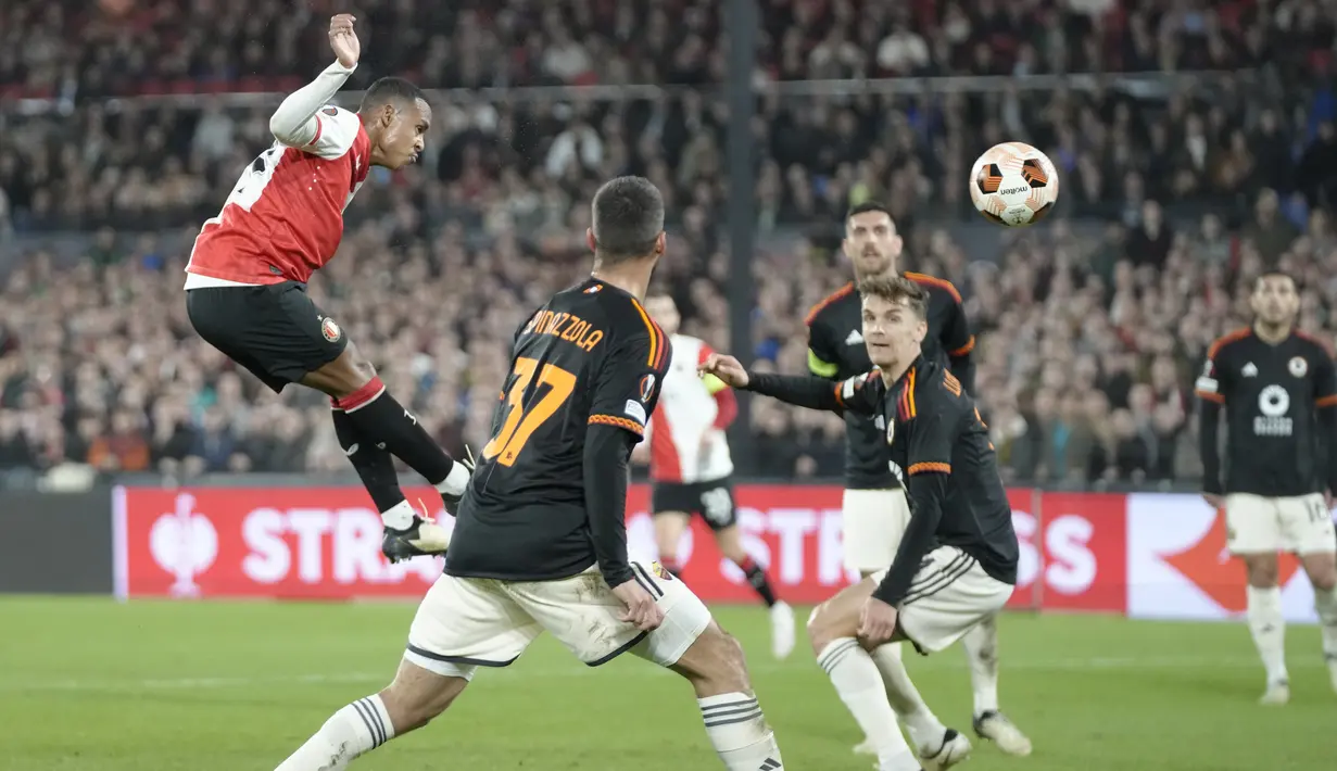 Igor Paixao dari Feyenoord mencetak gol ke gawang AS Roma pada leg pertama play-off fase gugur Liga Europa 2023/2024 di Stadion De Kuip, Jumat (16/2/2024).  (Foto AP/Peter Dejong)