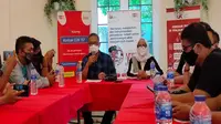 Kepala OJK Cirebon Fredly Nasution memberikan keterangan pers terkait kondisi perekonomian terkini. Foto (Liputan6.com / Panji Prayitno)