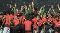 Para pemain dan official Persebaya merayakan gelar juara Liga 2 usai mengalahkan PSMS pada laga final di Stadion GBLA, Bandung, Selasa (28/11/2017). Persebaya menang 3-2 atas PSMS. (Bola.com/Vitalis Yogi Trisna)