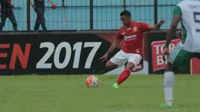 Aksi Firman Utina pada laga antara Bhayangkara FC Vs PS TNI dalam lanjutan pertandingan grup 2 Piala Presiden 2017 di Stadion Kanjuruhan, Malang, Sabtu (11/2/2017). (Bola.com/Reza Bachtiar)