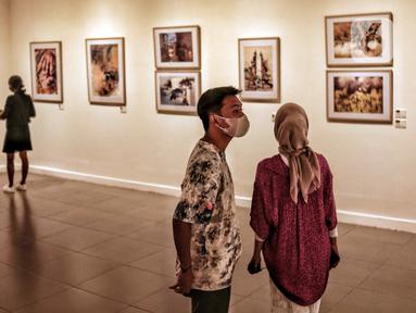 Para pengunjung mengamati karya yang ditampilkan dalam pameran International Watercolor 2022 "Wonderful Indonesia" di Gedung B Galeri Nasional Indonesia, Jakarta Pusat, Kamis (24/11/2022). Galeri Nasional Indonesia bersama International Watercolor Society (IWS) menyelenggarakan pameran seni lukis cat air antarbangsa sebanyak 176 karya dari 31 negara. (merdeka.com/Iqbal S. Nugroho)