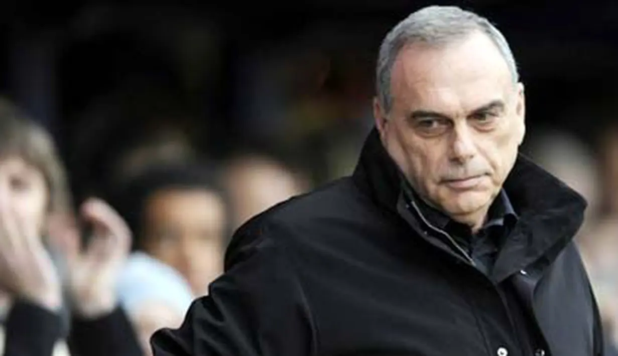 Manajer baru Portsmouth, Avram Grant di laga lawan Manchester United di Fratton Park, 28 November 2009. MU unggul 4-1. AFP PHOTO / Adrian Dennis 