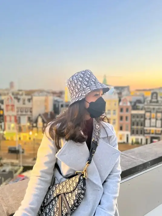 Masih dengan look yang sama, Gracia Indri membuat tampilan Parisian-nya makin terlihat fashionable dengan mengenakan bucket hat dan shoulder bag dari Christian Dior (instagram/graciaz14)