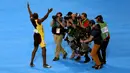 Sejumlah awak media saat mengabadikan selebrasi pelari asal Jamaica, Usain Bolt usai memenangkan medali emas kategori sprint 100 meter di Olimpiade 2016 di Rio de Janeiro, Brasil, (15/8). (REUTERS/Dominic Ebenbichler)