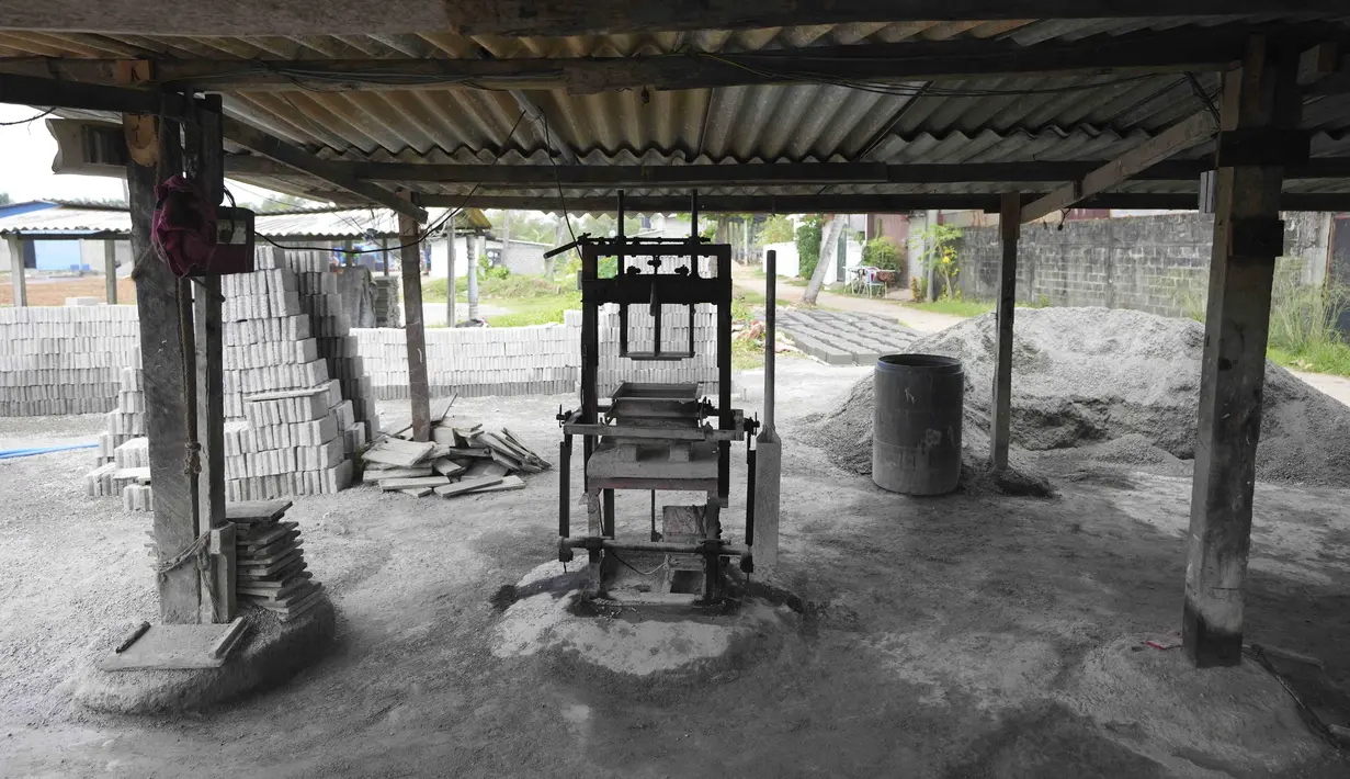 Mesin pembuat batu bata semen tak beroperasi selama pemadaman listrik di Hendala, Sri Lanka, 4 Maret 2022. Krisis keuangan negara memaksa anak-anak belajar menggunakan lampu minyak tanah, nelayan mengurangi penangkapan ikan dan industri membatasi produksi. (AP Photo/Eranga Jayawardena)