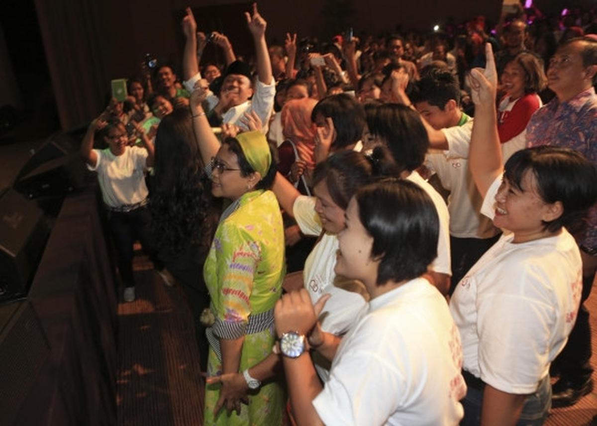 Akrabnya Menlu Retno & para TKI, joget bareng diiringi musik dangdut