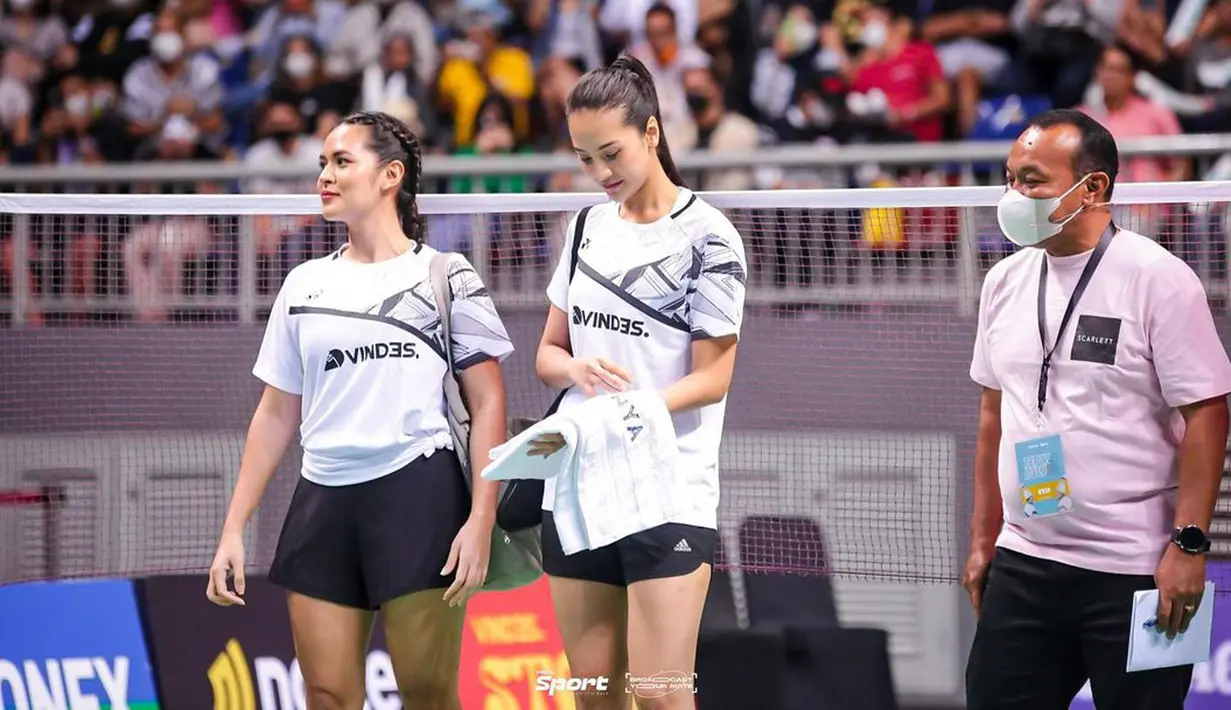 Laga pembuka ganda putri tersebut dimenangkan dua set langsung oleh pasangan Hesti Purwadinata dan Erika Carlina. Meski kalah, Raisa dan Anya berhasil mencuri perhatian warganet dengan penampilannya yang disebut seperti kembar. (Instagram/anyageraldine)