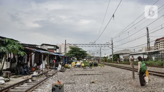Potret Pemukiman di Bantaran Rel Kereta