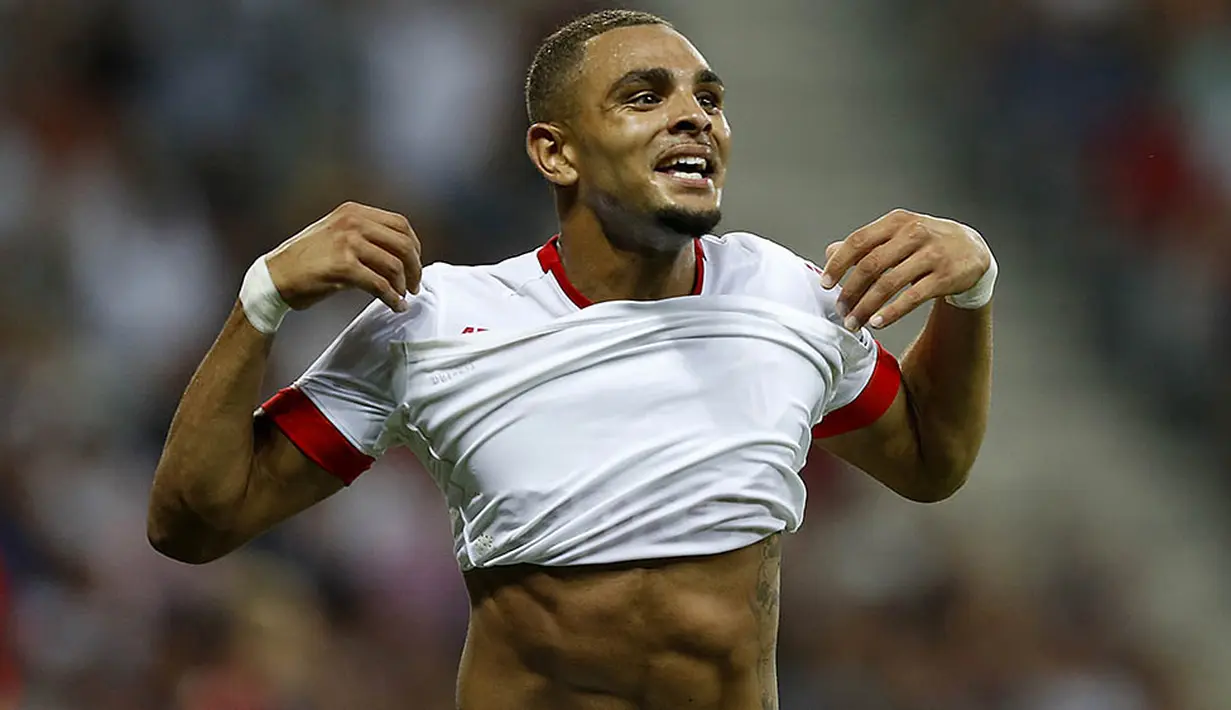 8. Layvin Kurzawa, tadinya tak ada yang memandang pemain ini, namun kedatangan Ranieri ke Monaco membuat segalanya berubah. Bek sayap ini diberikan kesempatan bermain dan akhirnya dipercaya memperkuat timnas Prancis. (AFP/Valery Hache) 