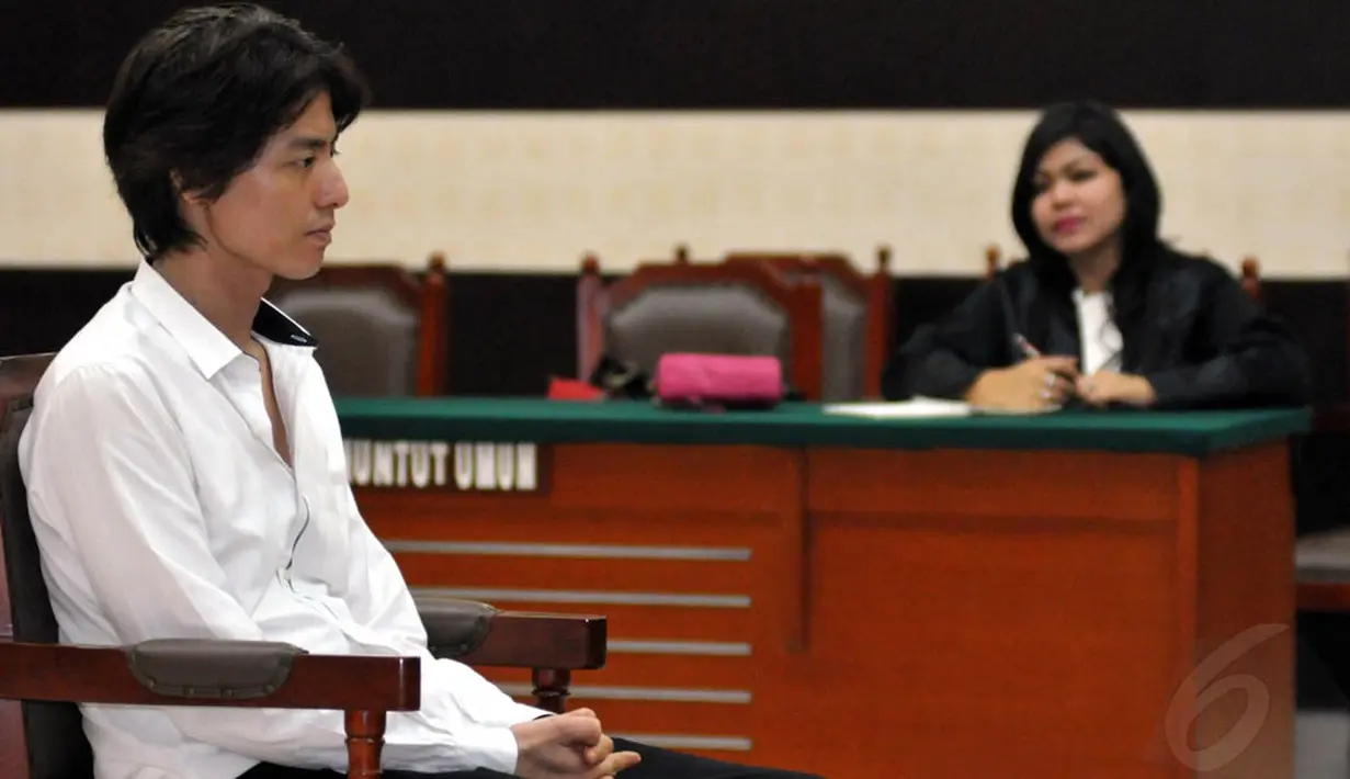 Tatapan kosong terpancar dari kedua mata Roger saat Majelis Hakim membacakan putusannya, Rabu (02/07/14) di Pengadilan Negeri Jakarta Timur. (Liputan6.com/Panji Diksana)