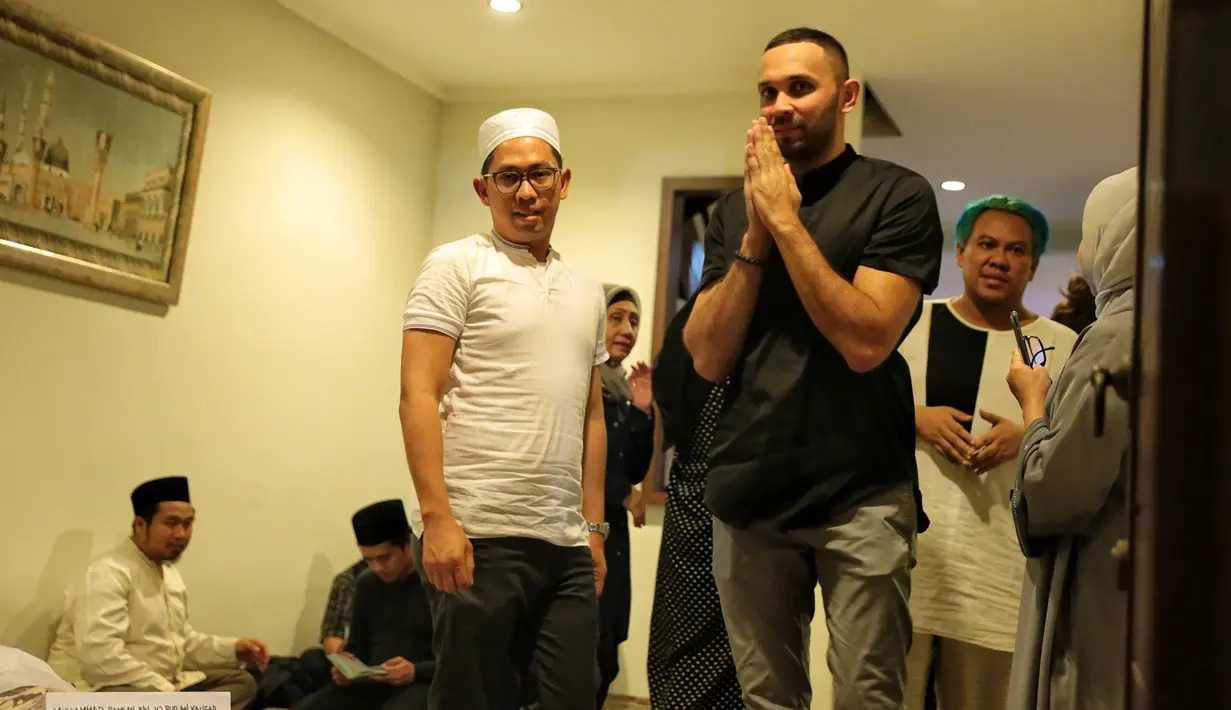 Menurut Jelita Ramlan, jika sang ayah didiagnosa mempunyai kanker dan liver. Sebelum meninggal dunia, pada Minggu malam kondisinya menurun drastis sehingga keluarga mendatangkan dokter ke rumah. (Adrian Putra/Bintang.com)