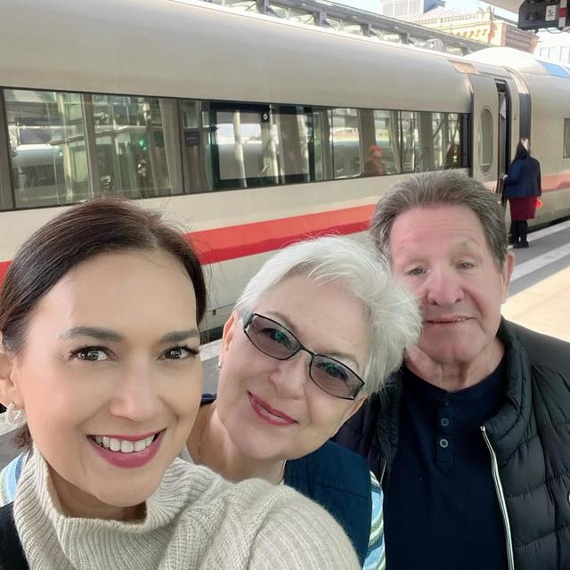 6 Potret Perpisahan Ira Wibowo dan Ibunda di Jerman, Momen Liburan Telah Usai