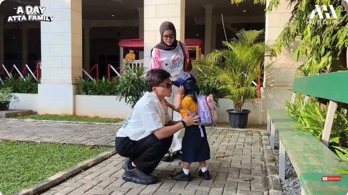 6 Detail Outfit Kasual Aurel Hermansyah Antar Ameena di Hari Pertama Sekolah