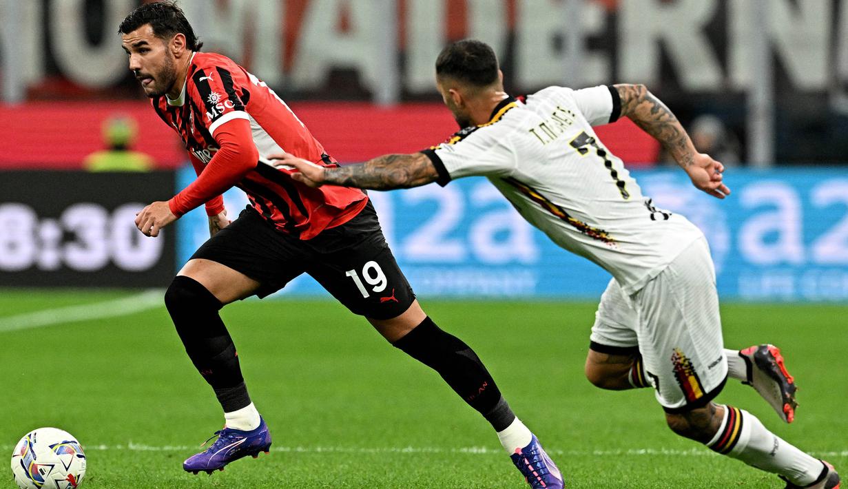 Bek AC Milan, Theo Hernandez (kiri) melewati pemain Lecce, Tete Morente selama pertandingan sepak bola Serie A Italia di stadion San Siro, Milan, pada Jumat 27 September 2024 atau Sabtu (28/9/2024) dini hari WIB. (Gabriel BOUYS/AFP)