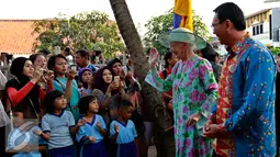 Ratu Denmark Margrethe II menyapa warga saat mengunjungi Ruang Publik Terpadu Ramah Anak (RPTRA) Kenanga di Cideng, Jakarta, Kamis (22/10/2015). Kunjungan sekaligus menyumbangkan permainan Lego bagi sejumlah anak-anak di RPTRA. (Liputan6.com/Yoppy Renato)